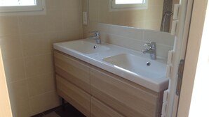 A bathroom with two sinks, a mirror, and a towel rack. - HOUSE WITH SWIMMING POOL, 4km from the sea, sleeps 8 (La Seyne-Sur-Mer)