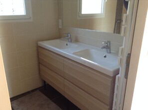 Combined shower/tub - HOUSE WITH SWIMMING POOL, 4km from the sea, sleeps 8 (La Seyne-Sur-Mer)