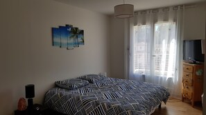 4 bedrooms, iron/ironing board, free WiFi - HOUSE WITH SWIMMING POOL, 4km from the sea, sleeps 8 (La Seyne-Sur-Mer)