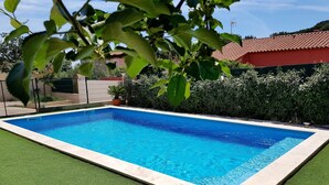 A rectangular swimming pool with a tiled edge, surrounded by green artificial grass. - HOUSE WITH SWIMMING POOL, 4km from the sea, sleeps 8 (La Seyne-Sur-Mer)