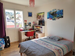 4 slaapkamers, een strijkplank/strijkijzer, gratis wifi
