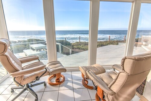 Ocean Front on Sandy Beach in Gleneden Beach! Ocean View Hot Tub! Dog Friendly!