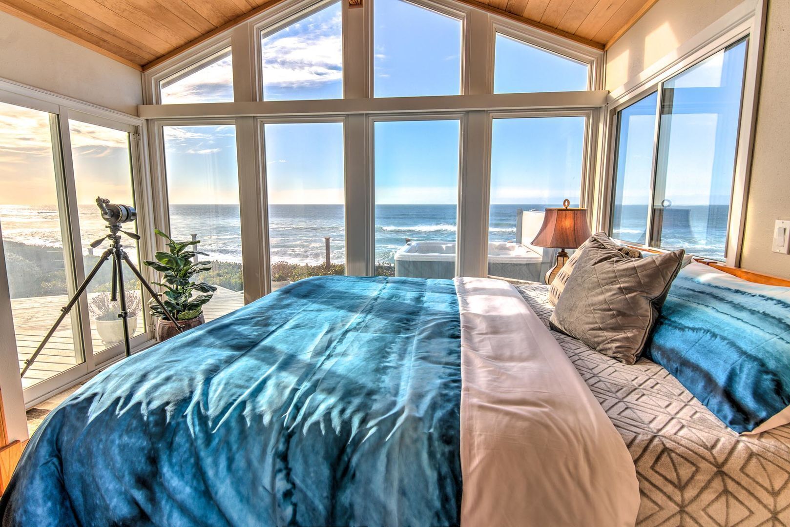 Ocean Front on Sandy Beach in Gleneden Beach! Ocean View Hot Tub! Dog Friendly!