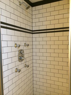 Badekar, hårtørrer, håndklæder, Sæbe
