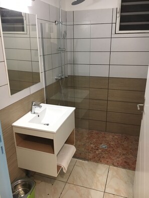 Shower, hair dryer, towels, soap - Résidence B&L Lagon: T3 Alizés (Sainte-Luce)