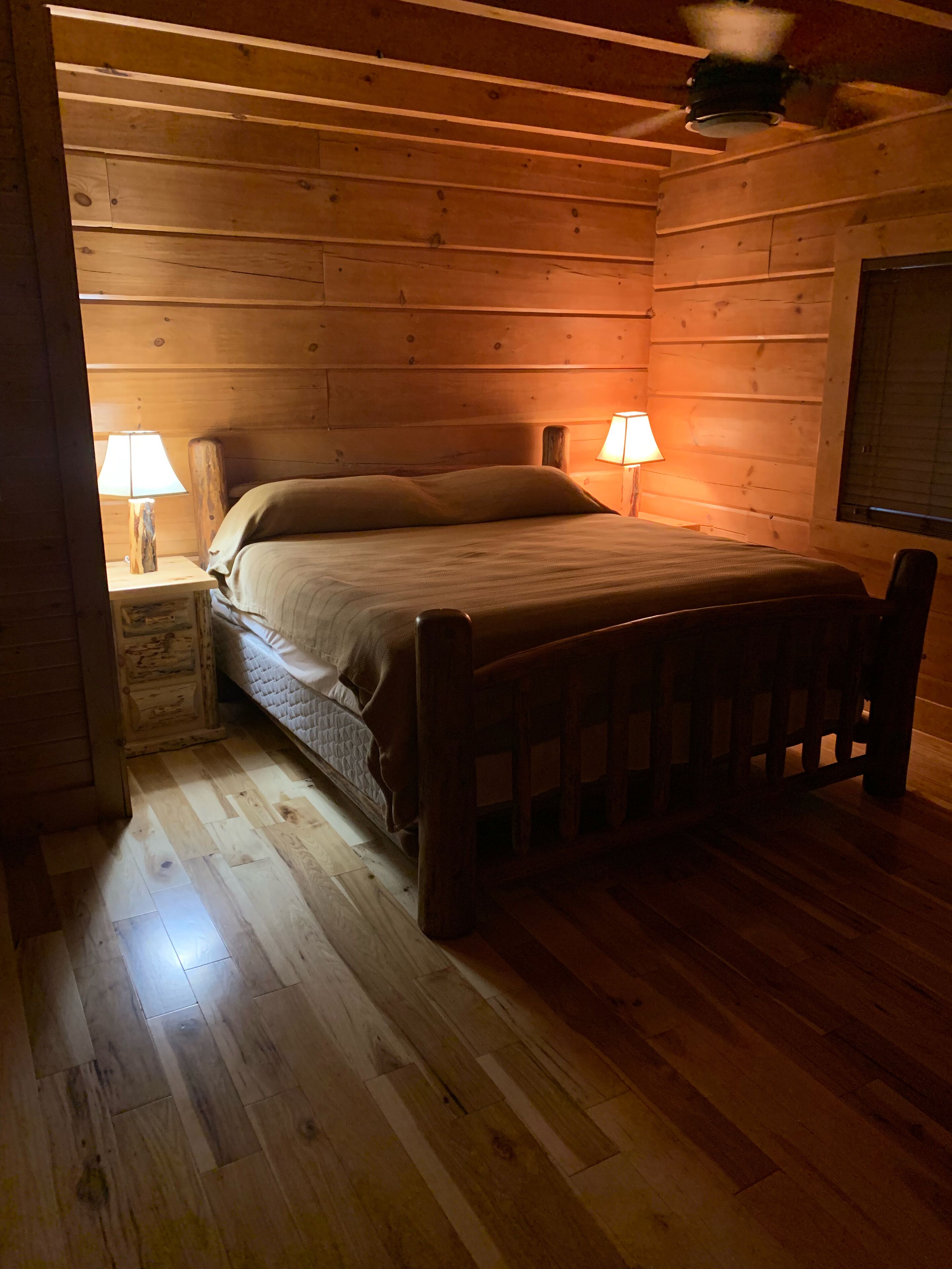 The Willow Cabin - Luxury Cabin on the Creek close to attractions