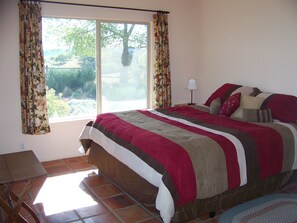 2 عدّة غرف نوم ومكواة/لوح كي وواي فاي وملاءات أسرّة