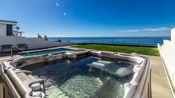 Bañera de hidromasaje al aire libre