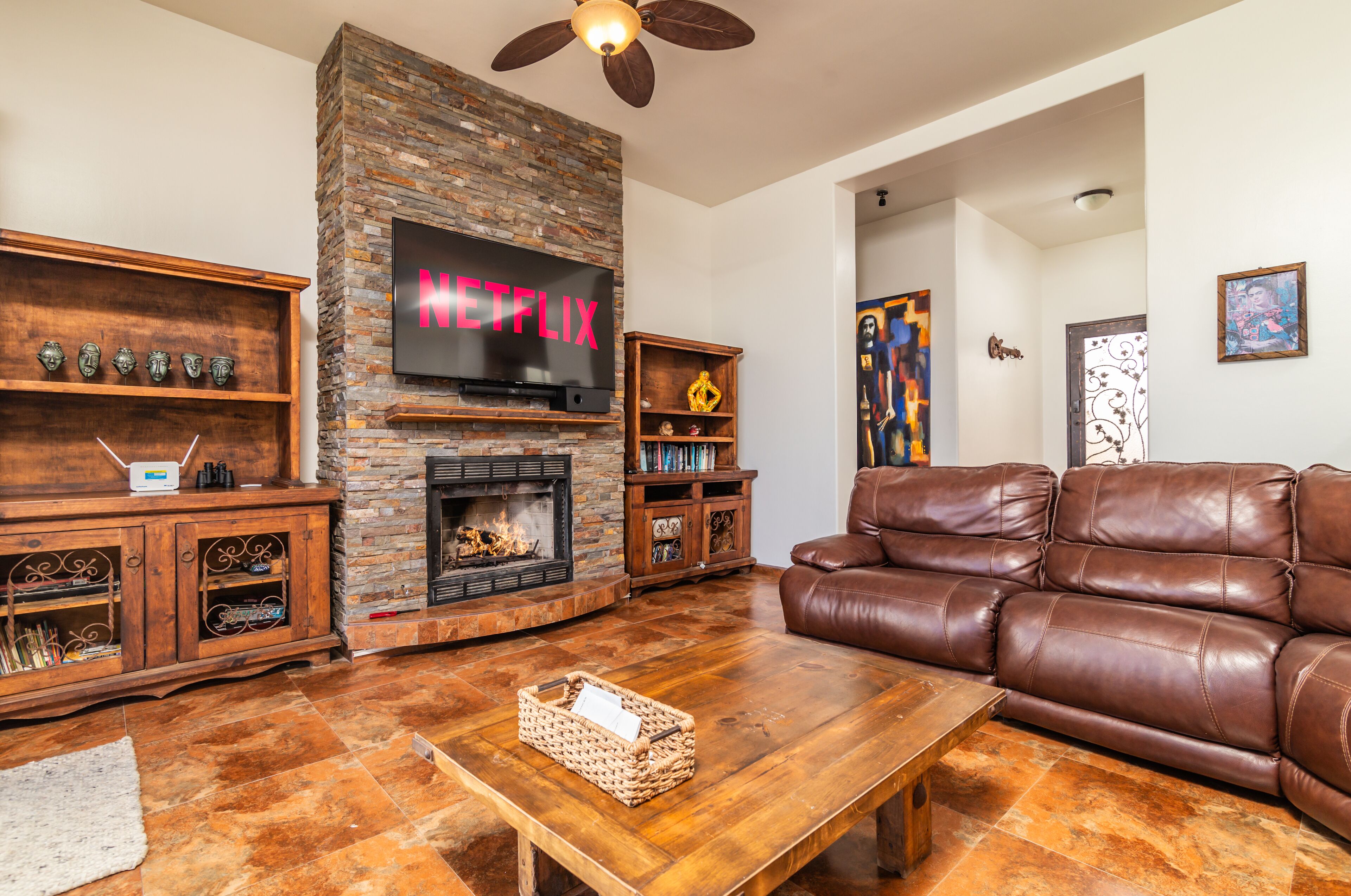 Una Smart TV, una chimenea, Netflix, un reproductor de DVD