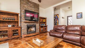 Una Smart TV, una chimenea, Netflix, un reproductor de DVD