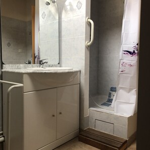 Een haardroger, zeep, toiletpapier