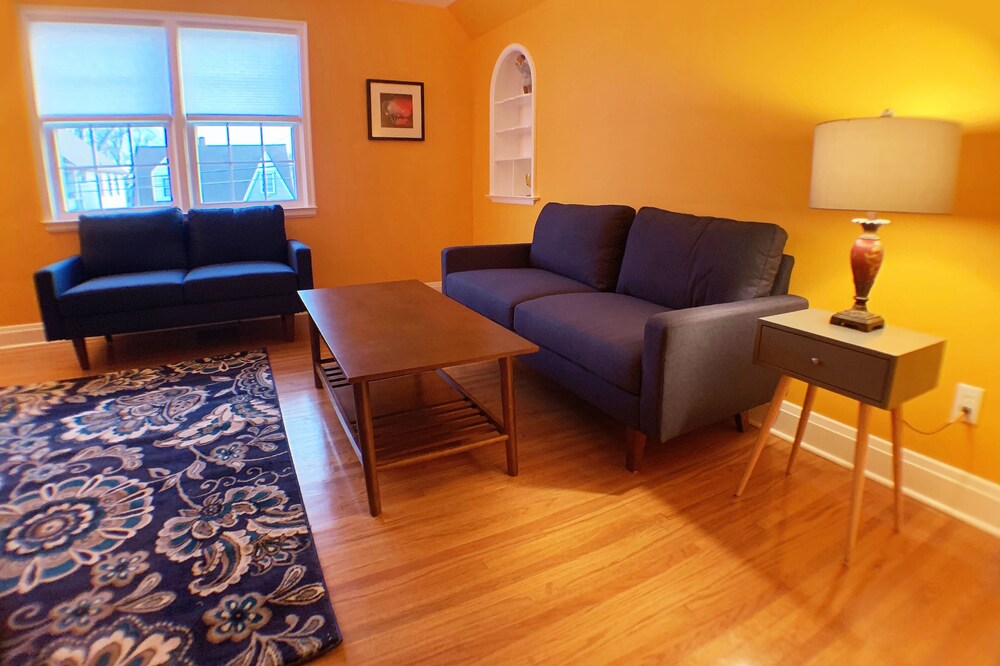 Business Friendly, Couple Friendly, Good Neighborhood, 10 minutes from the Falls