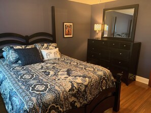 1 bedroom, iron/ironing board, WiFi, bed sheets - Business Friendly, Couple Friendly, Great Neighborhood, Minutes from the Falls! (Niagara Falls)