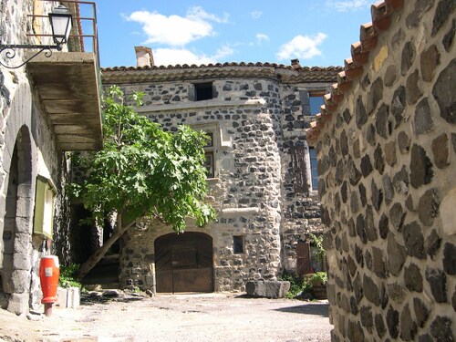 Gîte indépendant sans voisin immédiat sur terrain aménagé, beaucoup d'espace.. 