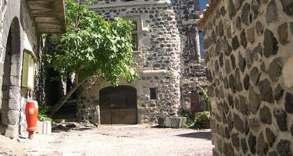 Gßte indépendant sans voisin immédiat sur terrain aménagé, beaucoup d'espace..