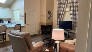 A living room with a fireplace, a television, and a ceiling fan. - Your Perfect Getaway Awaits- Ideal for Students and Families (Chandler)