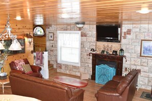 Fernseher, Kamin, DVD-Player