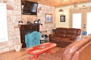 Een televisie, een open haard en een dvd-speler