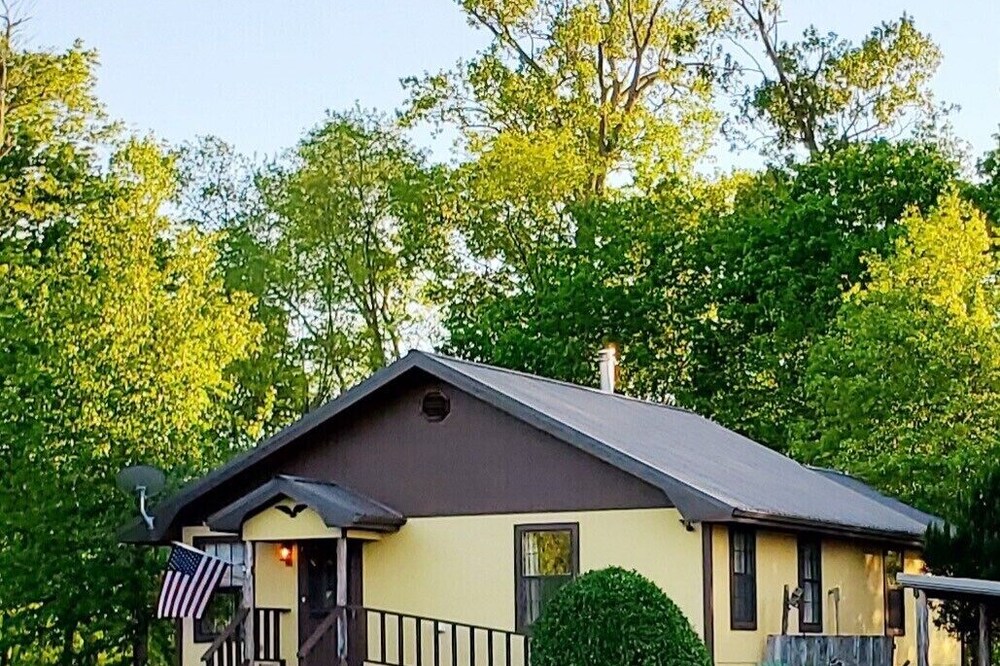 Secluded Getaway ! ! - Eagle Creek Cottage - Pet friendly!