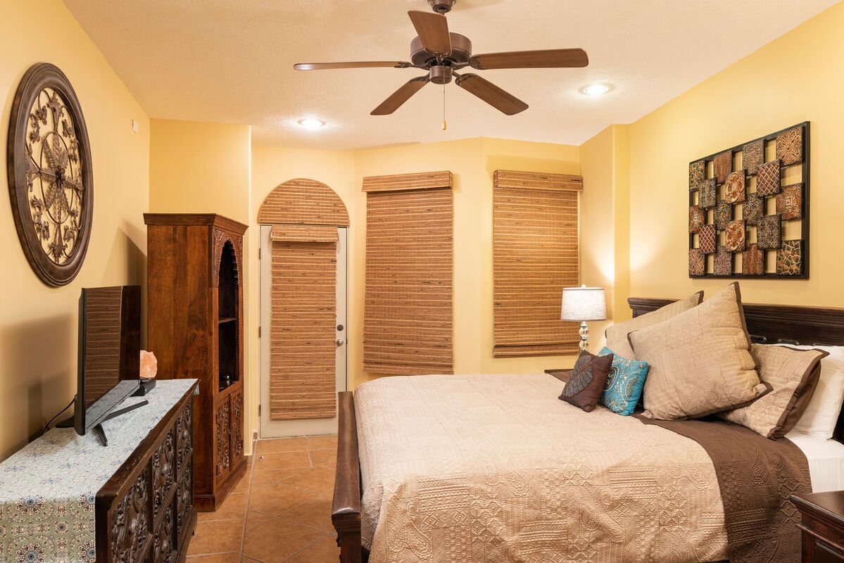 Gorgeous Ocean Views- completely remodeled 2/2, Great Decor, Fireplace,King Beds