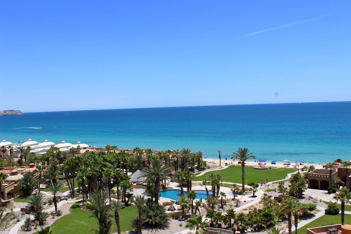 Gorgeous Ocean Views- completely remodeled 2/2, Great Decor, Fireplace,King Beds