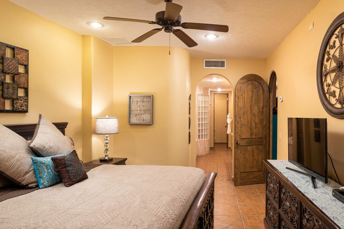 Gorgeous Ocean Views- completely remodeled 2/2, Great Decor, Fireplace,King Beds