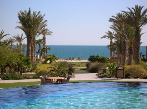 Alberca al aire libre y alberca climatizada