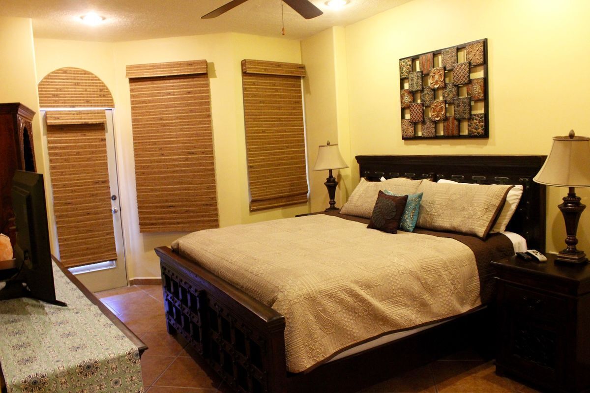 Gorgeous Ocean Views- completely remodeled 2/2, Great Decor, Fireplace,King Beds