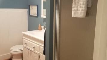 Combined shower/tub, towels, toilet paper