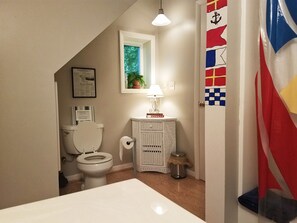 Tina con regadera, toallas, papel de baño