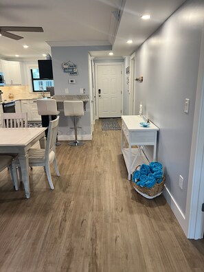 Dining - Directly on Siesta Key's Crescent Beach– Reno'd 2BR/2BA Condo w/Heated Pool (Siesta Key)