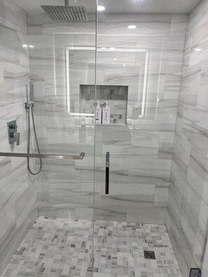 Ducha y bañera combinadas, secador de pelo, toallas y papel higiénico