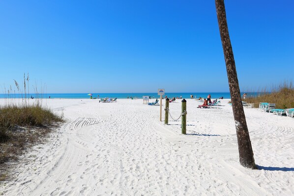 En la playa, camastros y toallas de playa 