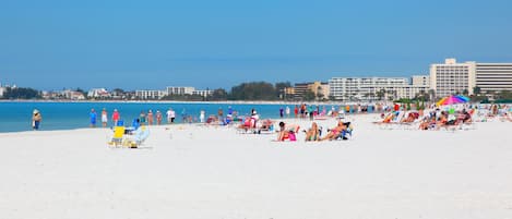 På stranden, solstolar och strandhanddukar