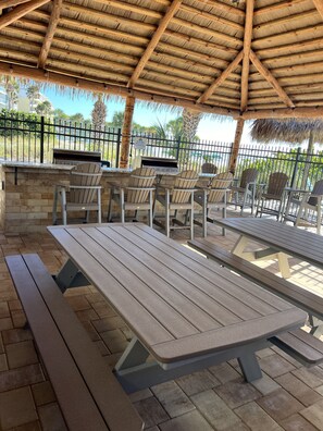 Outdoor dining - Directly on Siesta Key's Crescent Beach– Reno'd 2BR/2BA Condo w/Heated Pool (Siesta Key)