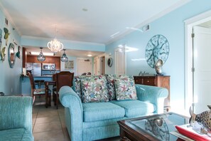 TV - 🦩Book Me Baby! Incredible Poolside! Waterscape A108 Courtyard Walk-Out🦩 (Fort Walton Beach)