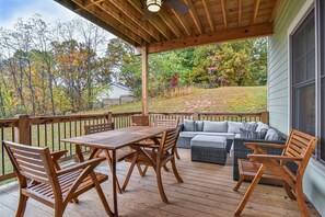 Outdoor dining - Bright & Airy Loft with Scenic Views (Asheville)