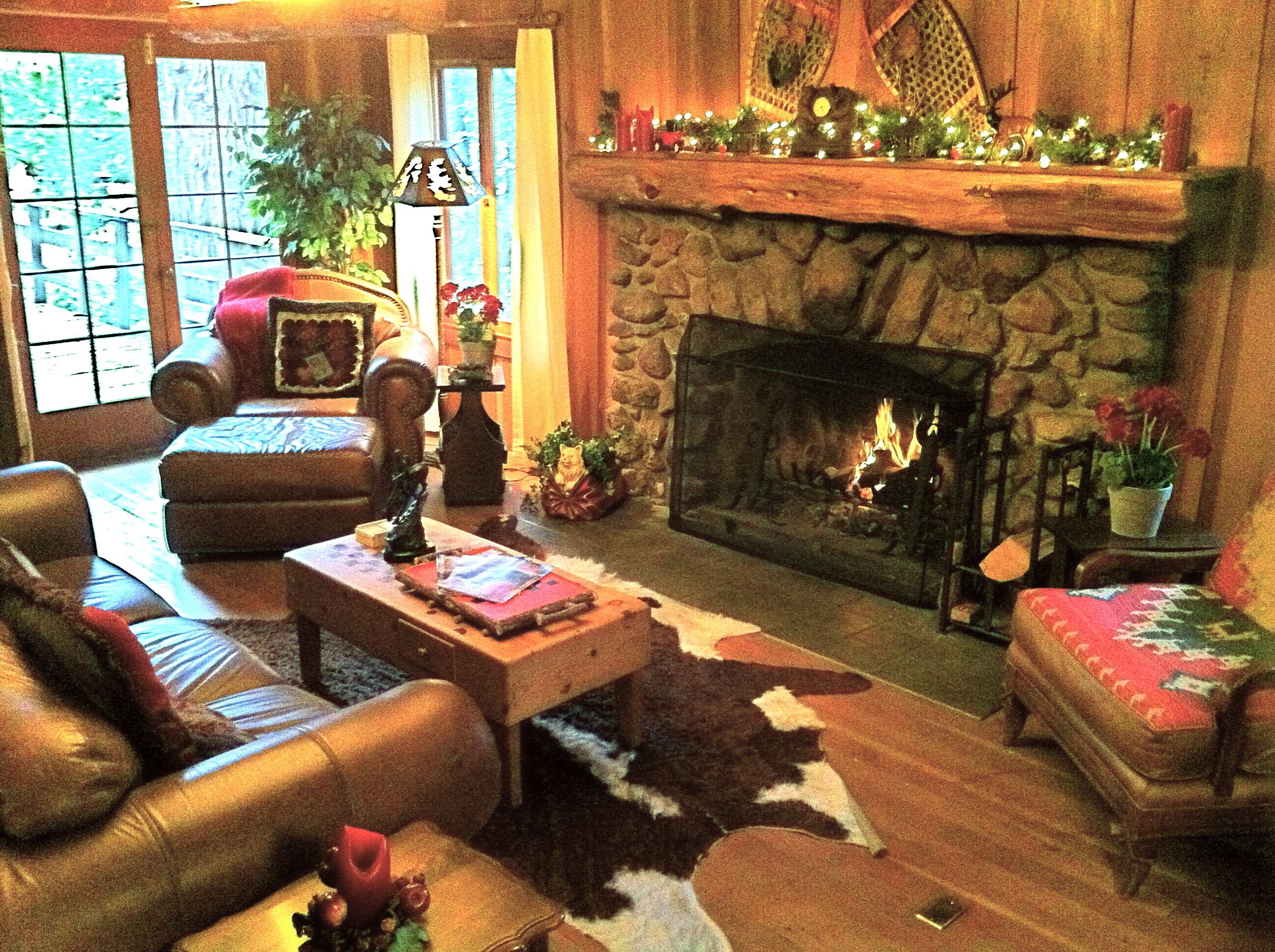 5 STAR **STRAWBERRY CORNER** CLASSIC CABIN ON CREEK, 1 MINUTE WALK TO VILLAGE!