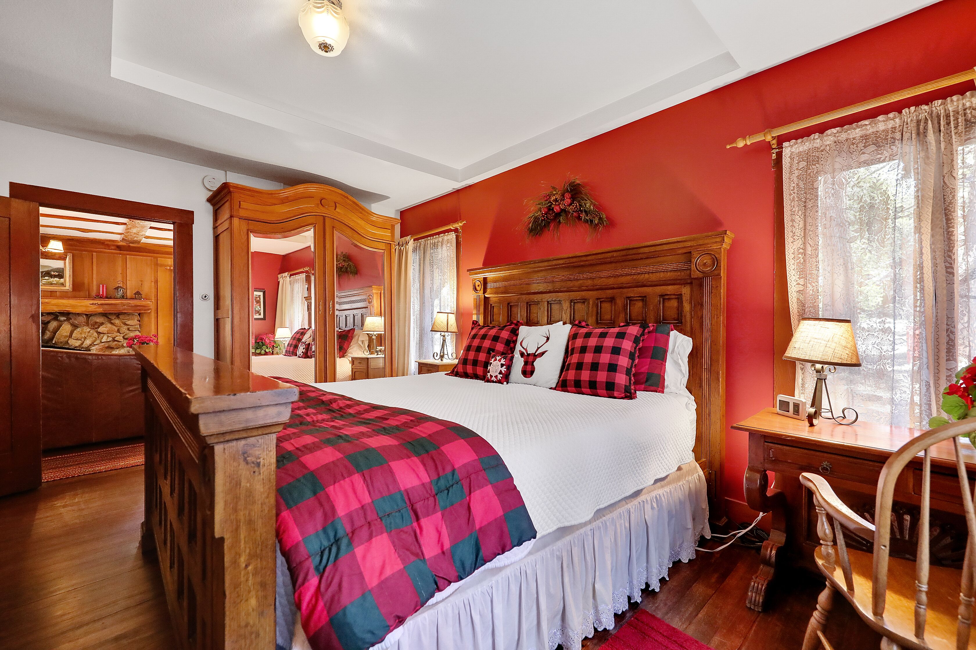 5 STAR **STRAWBERRY CORNER** CLASSIC CABIN ON CREEK, 1 MINUTE WALK TO VILLAGE!