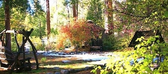 5 STAR **STRAWBERRY CORNER** CLASSIC CABIN ON CREEK, 1 MINUTE WALK TO VILLAGE!
