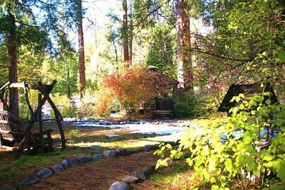 5 STAR **STRAWBERRY CORNER** CLASSIC CABIN ON CREEK, 1 MINUTE WALK TO VILLAGE!