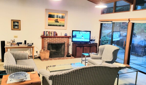 Smart TV, fireplace, DVD player