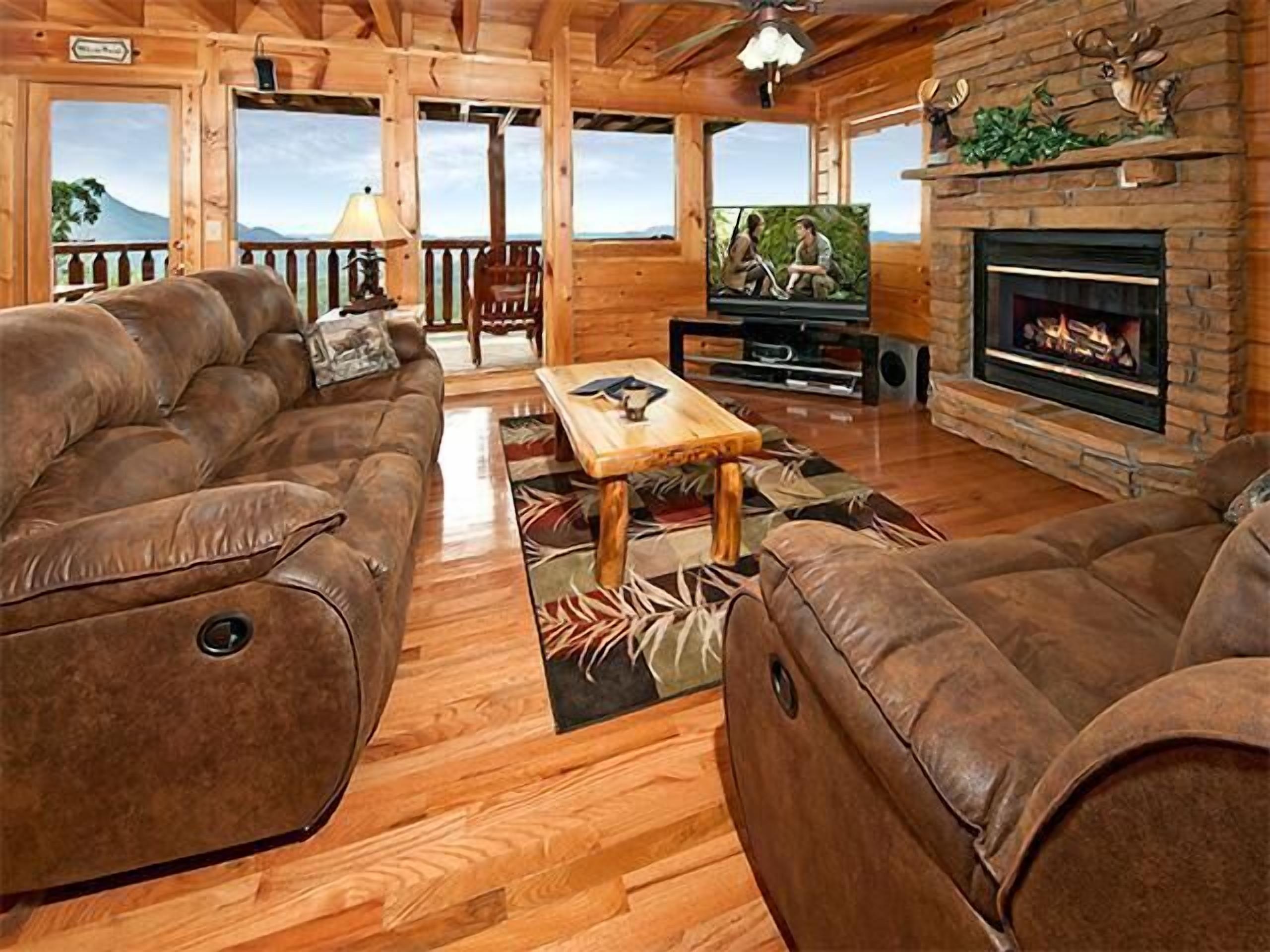 Animal House - Pet Friendly!| View of the City Lights| Brand New Hot Tub!