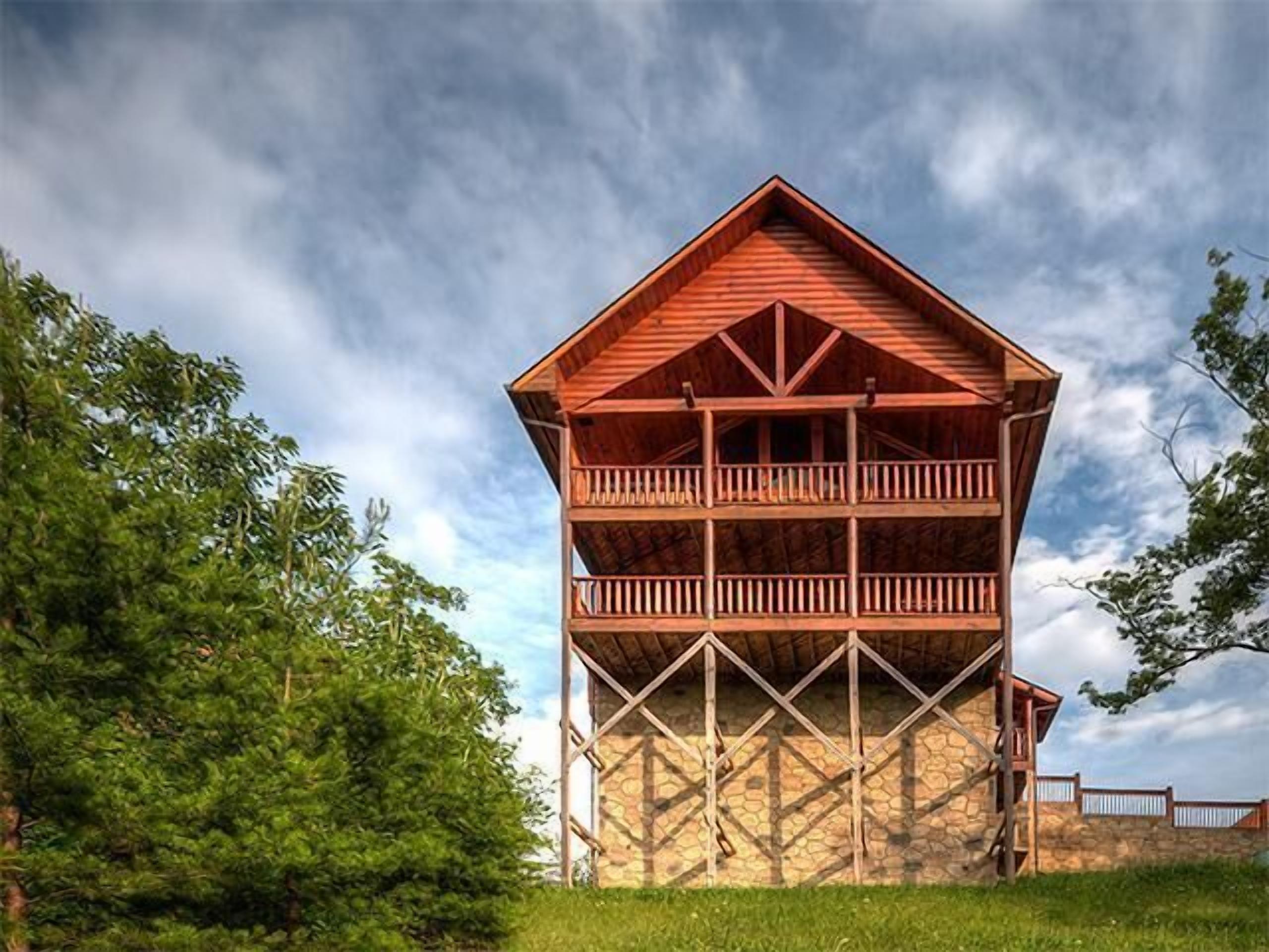 Animal House - Pet Friendly!| View of the City Lights| Brand New Hot Tub!