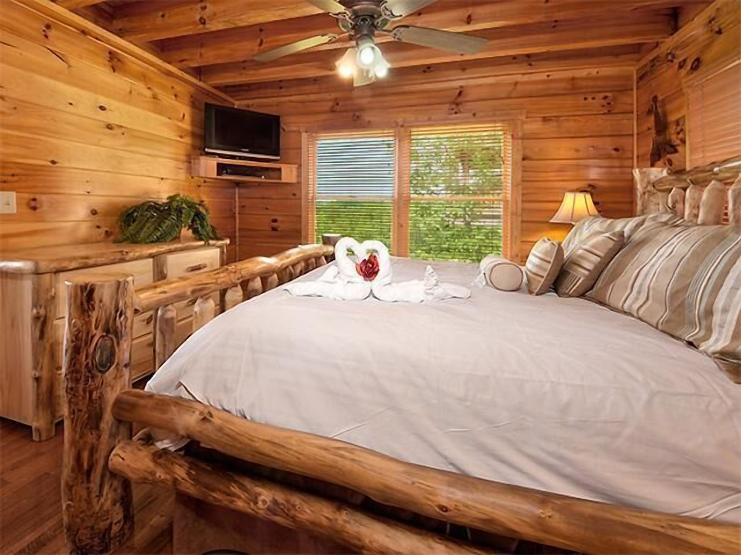 Animal House - Pet Friendly!| View of the City Lights| Brand New Hot Tub!