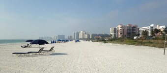 Le vrai bonheur au paradis!  Près de tout!  Piscine chaufee!
