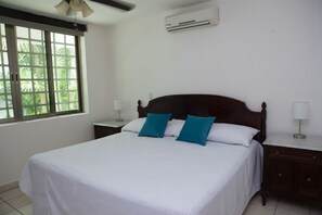 3 bedrooms, desk, iron/ironing board, Internet - Cozy single storey house downtown Cancun (Cancún)