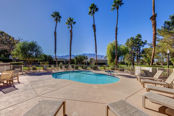 Lämmitetty uima-allas