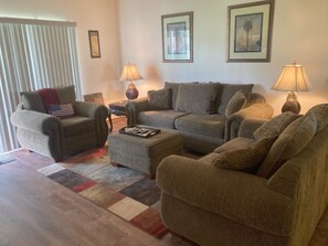 Älytelevisio, DVD-soitin, videokirjasto, stereot