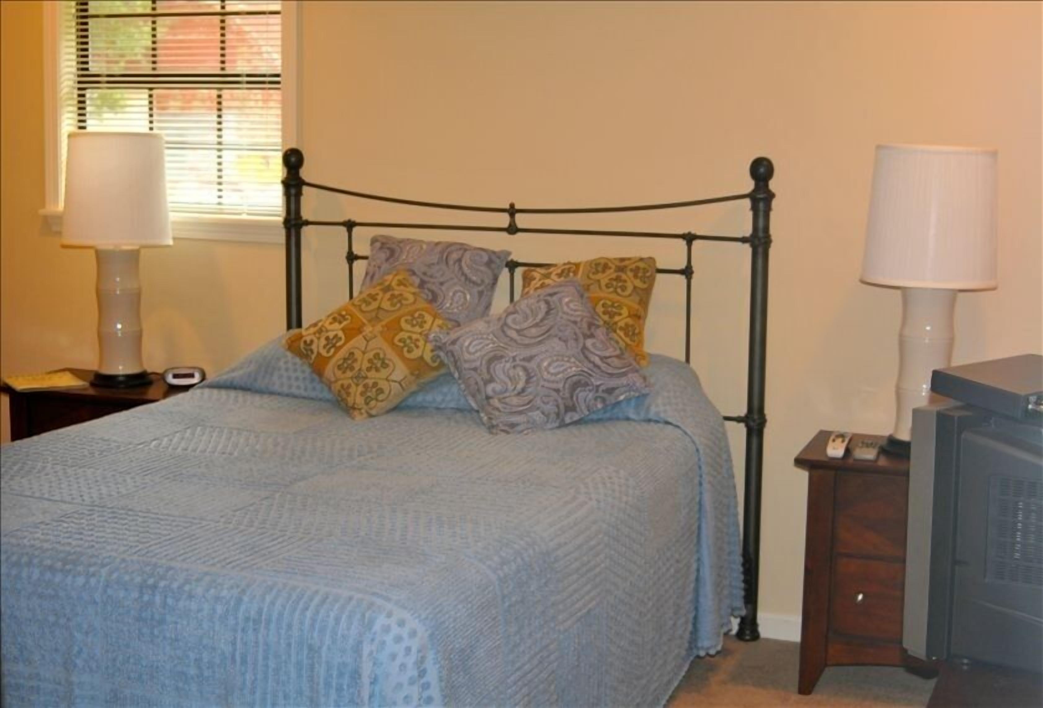 Beautiful Farmhouse- Easy Ride to the Square / Stadium.